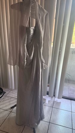 vestido gris satinado
