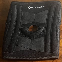 Pair Of Like New Black : Comfort Plus Self-Adjusting MUELLER NEOPRENE Knee Stabilizer  SM/MD Retail $43 Each $100 W Tax! 