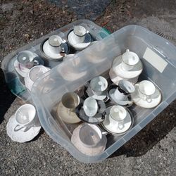 Teacups And Saucers Lot