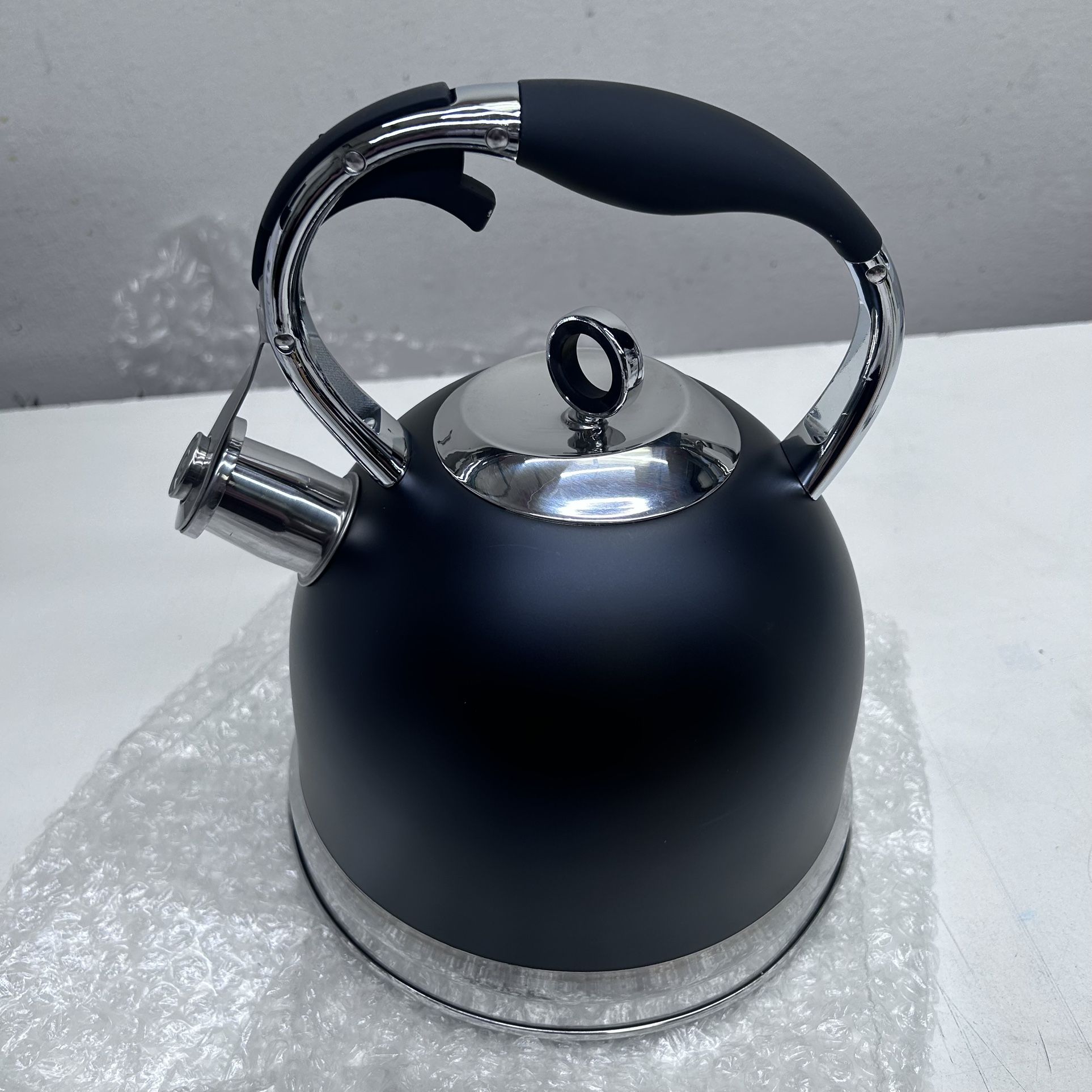 Stainless Steel Whistling Kettle) de la marca Satya.