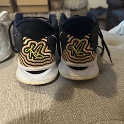 kyries Basketball Shoes 