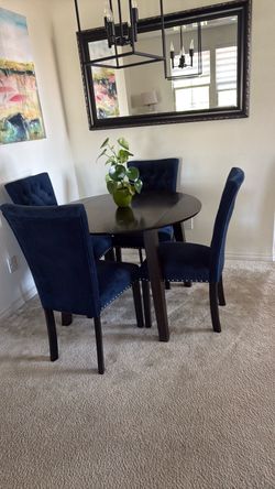 Round dining room table, and chair set