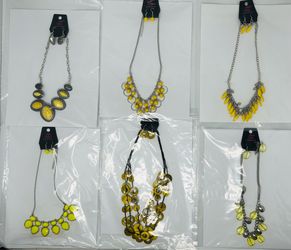 Costume short necklaces in yellow