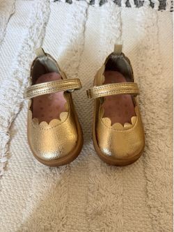Carter’s gold toddler shoes size 5