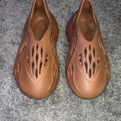 Yeezy Foamrunner Clay Red 