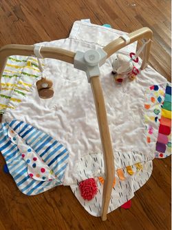 Lovevery, The Play Gym with Sensory Strands, Tummy Time Play Mat with Developmental Zones & Detachable Sensory Toys, Parent-Approved Baby Essential