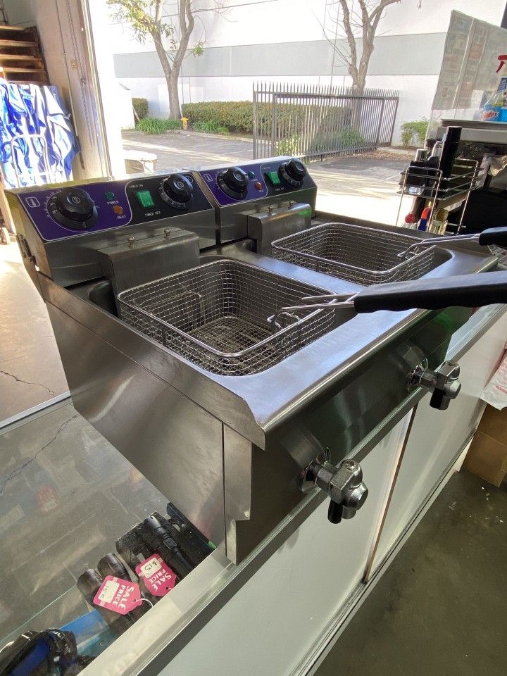 New, Professional Stainless Steel 20L Electric Countertop Deep Fryer with Drain And TwoTanks