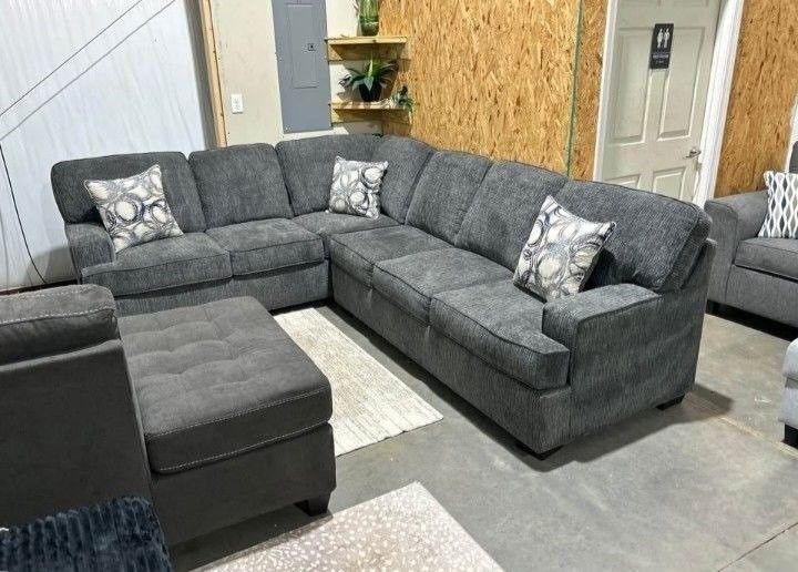 Gorgeous Broyhill Dark Gray Sectional Couch $899
