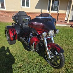 2022 Harley Davidson Tri-Glide CVO Excellent Condition 224 Original Miles Garage Kept
