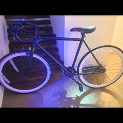 Sleek Black Fixie/Single-Speed Bike – Lightweight Urban Commuter

Description:
Minimalist matte black fixie/single-speed bicycle 