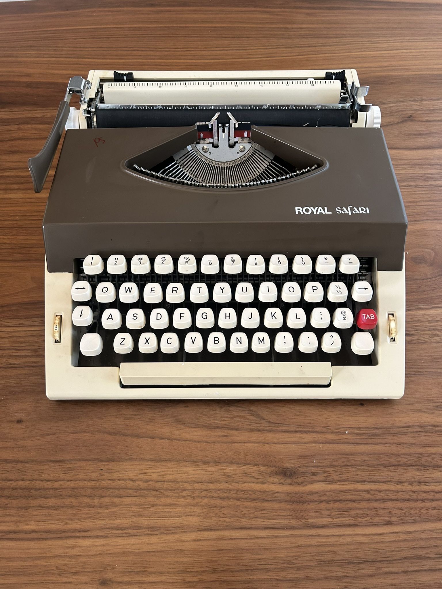 Royal Safari Typewriter Vintage White Brown Portable With Case And Handle