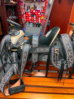 Montura charra bordada