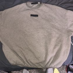 Selling essentials Sweatshirt 