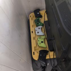 5 Xbox One Xs Controllers 