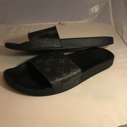 Mens Size 44 / 11 LV Black Slides, ESTATE FIND SO I DON’T HAVE THE HISTORY OF THEM but In Very Good Condition, See All The Photos