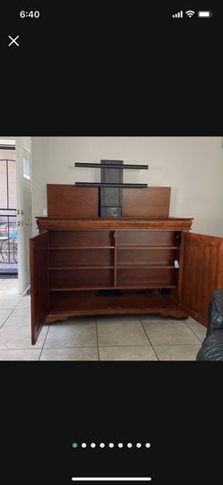 Automatic TV stand