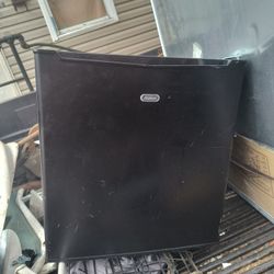 Mini fridge 