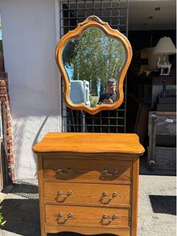 It’s beautiful vintage oak three drawer chest and mirror