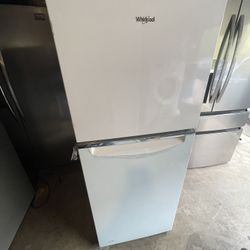 Like New Top Freezer Refrigerator 