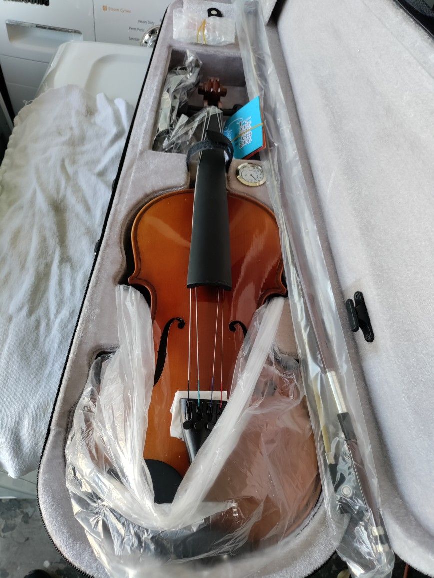 Brand New With Carrying Case Violin With All The Accessories And Original Warranty