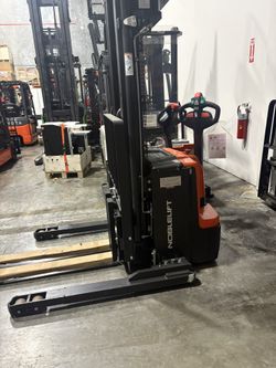 Electric pallet Stacker
