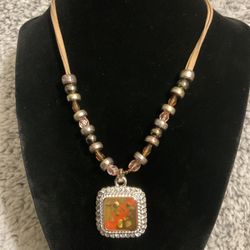 Necklace With Crystals And Beads With Silver Pendant/metallic Colors(KC)