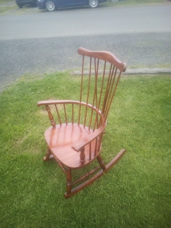 I think old rocking chair for Sale in Aberdeen, WA - OfferUp