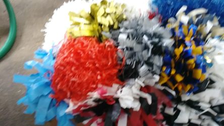 Lot (16) POM POMS