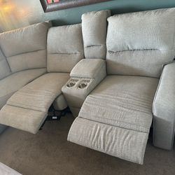 Sectional Couch W/Queen Sleeper. 