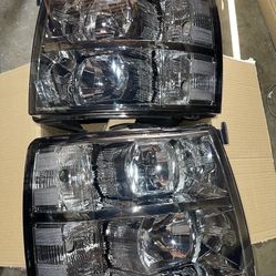 Chevy Silverado Smoked Headlights for 2007 to 2013  Faros delanteros ahumados para Chevrolet Silverado de 2007 a 2013.