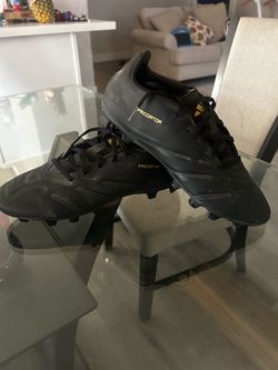 Soccer shoes