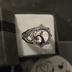NEW Size 8 Nightmare Before Christmas Ring
Comes with the black ring box that you see in the pictures. Also comes with a black cleaning cloth. 