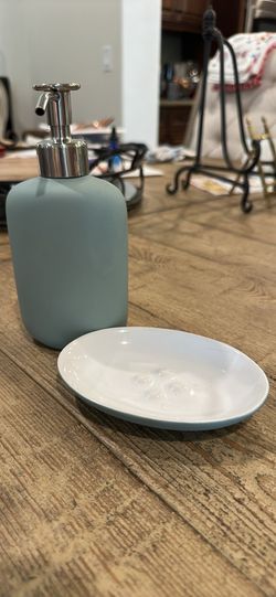 Modern Frosted Glass Soap Dispenser & Matching Soap Dish Set – Brand New