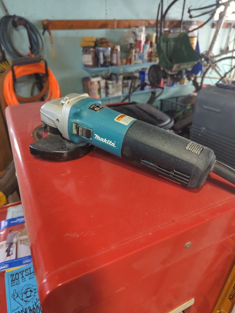 Makita 5 Inch, 13 Amp SJS Angle Grinder