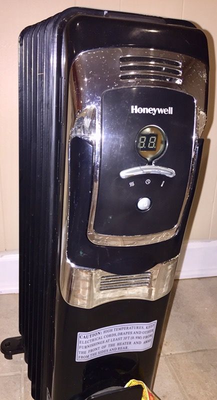 Honeywell 7 Fin Oil Filled Radiator Heater Digital Controls, HZ-709 *Good condition* **SOLD**