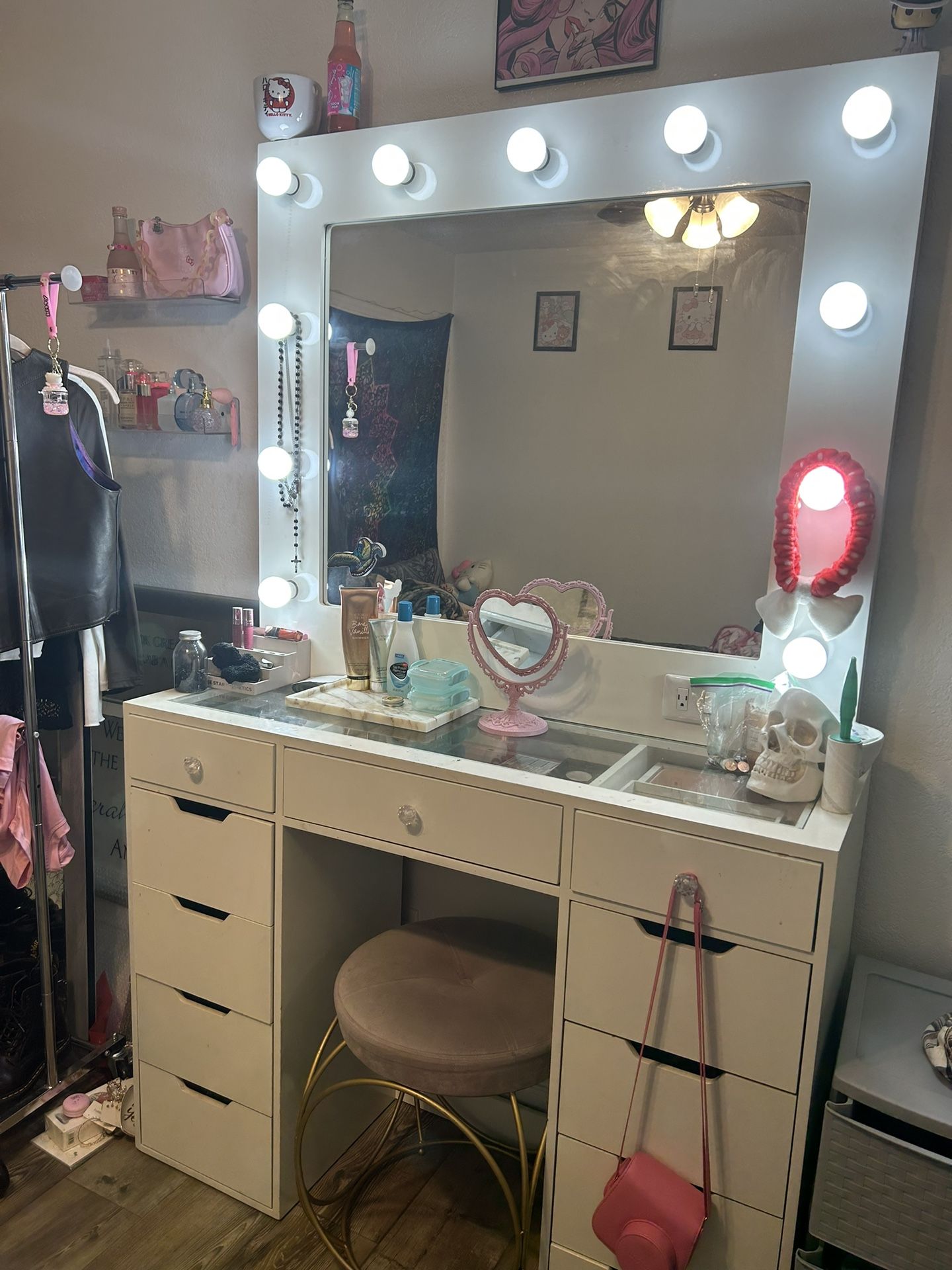 Makeup vanity