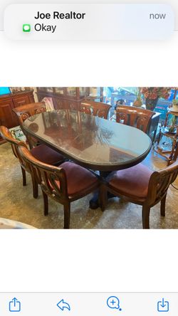 GORGEOUS   MAHOGANY  OVAL   DINING  ROOM  TABLE  WITH. 6. LARGE  COMFORTABLE  CHAIRS