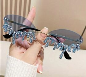 UNIQE SUN GLASSES ( BLUE, BLACK AND GREEN COLOR AVAILABLE )