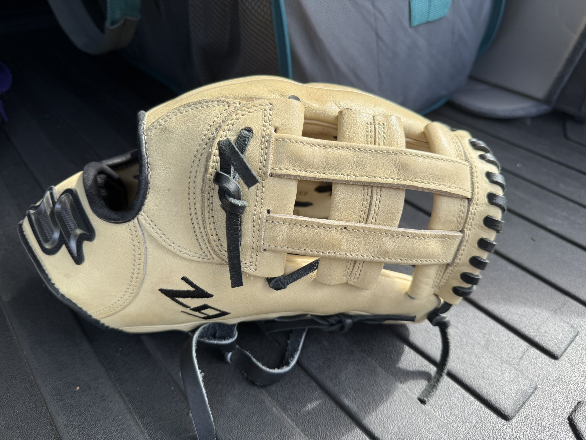 SSK Z9 11.75" Right Hand Throw