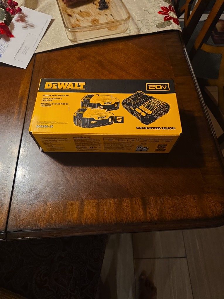 DEWALT 2 Battery AND Charger Kit 20V 5.0 AH