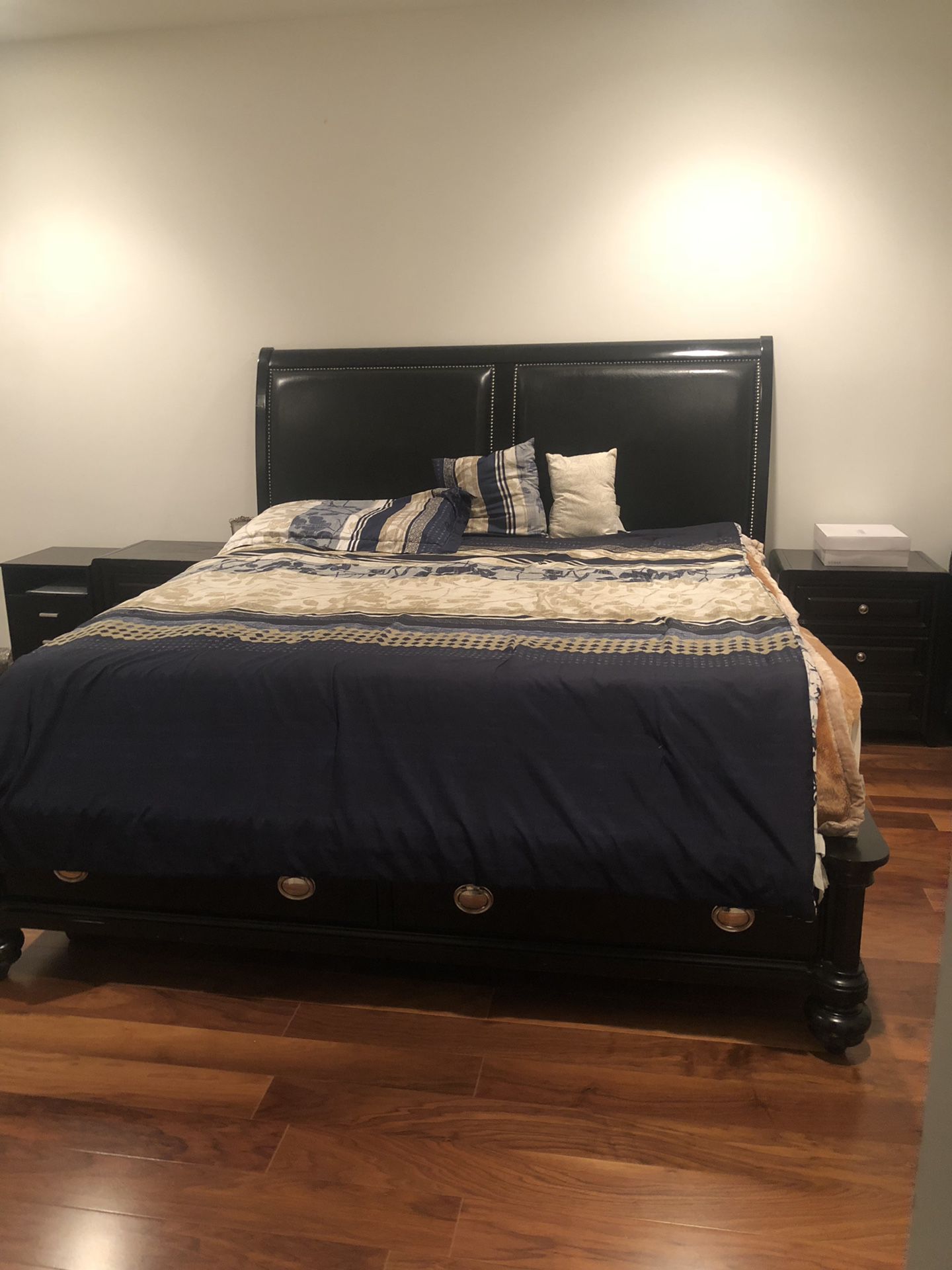 King bedroom set including mattress, 2 side drawers and 2 drawers on the bottom of bed for more storage