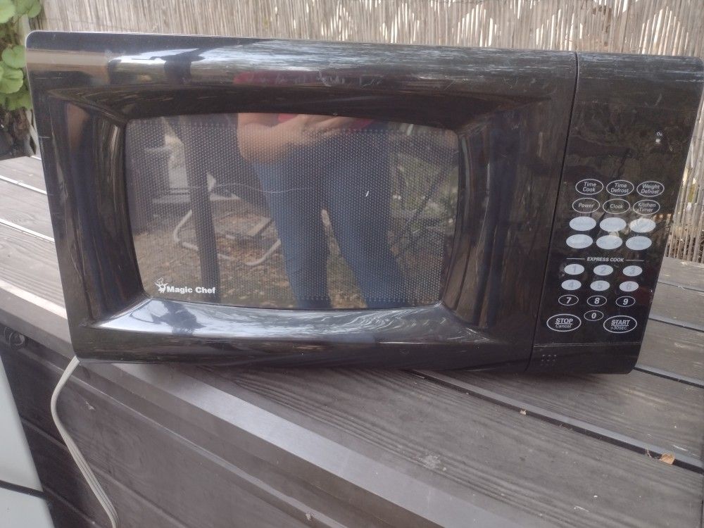 Magic Chef Microwave LIKE NEW