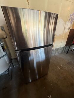 LG Stainless Steel Top-Freezer Refrigerator