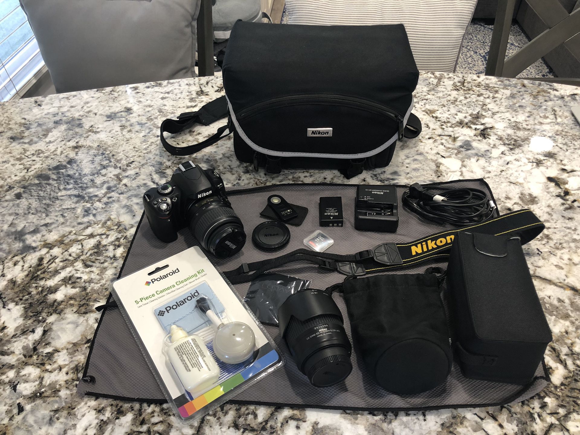 Nikon D40 6.1MP Digital SLR Camera Kit