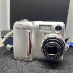 Nikon COOLPIX 775 2.1MP Digital Vintage Camera - Silver