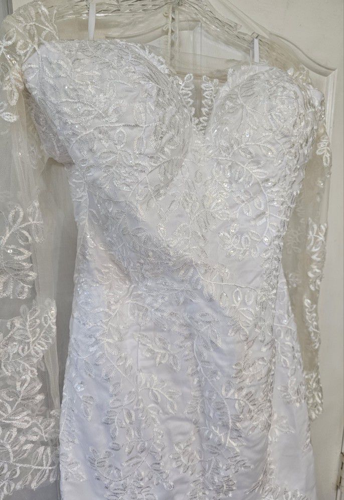 Beautiful Mermaid White Wedding Dress, Wedding Gown is sized 16. * OBO