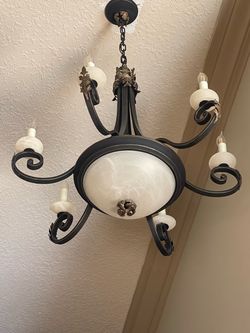 Set of beautiful elegant chandeleir and 4 ceiling mounted lights in excellent condition