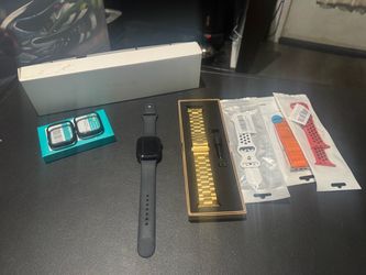 Apple Watch Series 7 45 mm w/5 bands and 4 Watch face shields