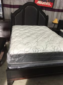 Queen bed with a mattress $480