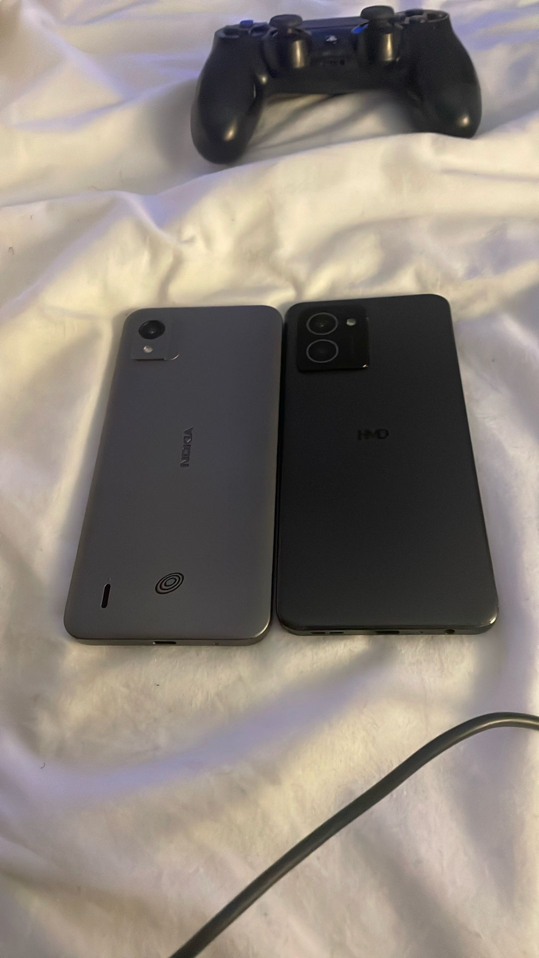2 Nokias (one Cracked)
